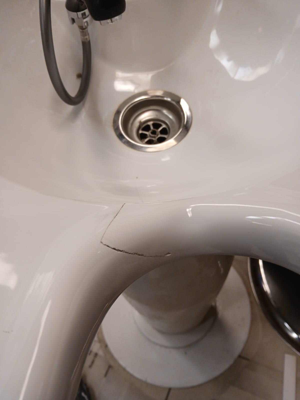 Wash basin crack repair — before